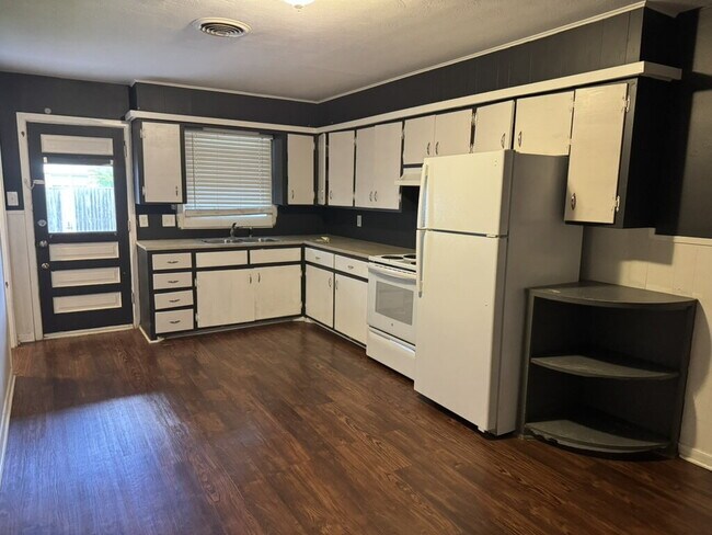 Building Photo - "Charming 2-Bedroom Duplex Retreat in Lubbock – Spacious 997 Sq Ft Gem!"