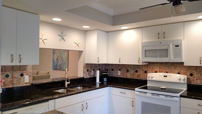 Building Photo - Seasonal Short-Term 2-Bedroom 2-Bath Condo located in Englewood!