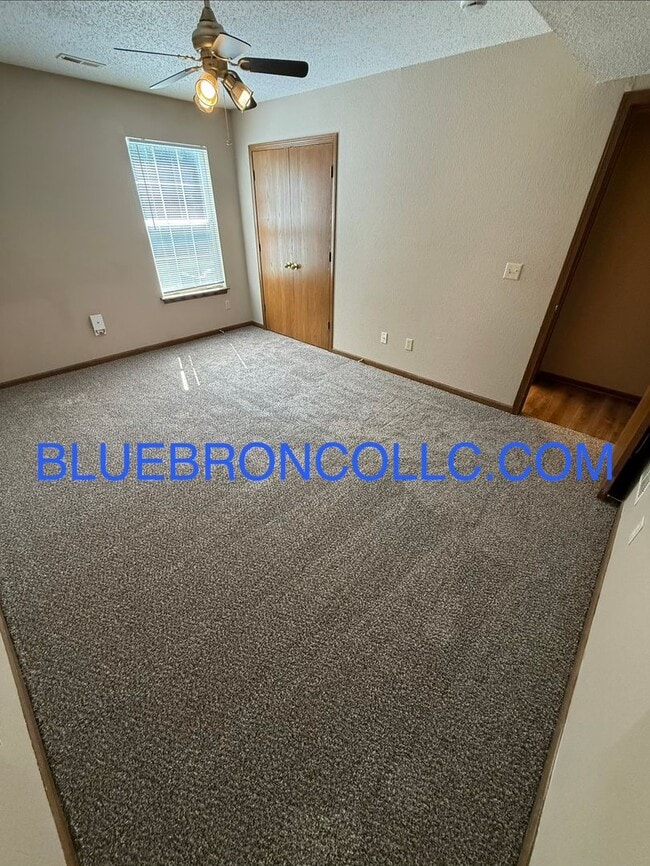 Building Photo - Spacious 4 bedroom unit with many features to love.
