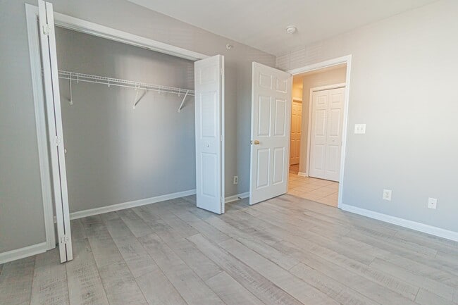 Building Photo - 4850 Meadowsweet Dr