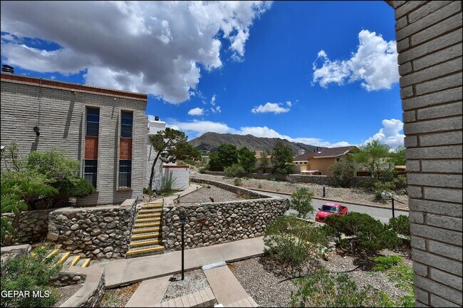 Building Photo - 6201 ESCONDIDO Dr
