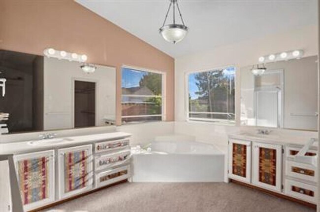Building Photo - Bloomington Beauty!  6 month lease