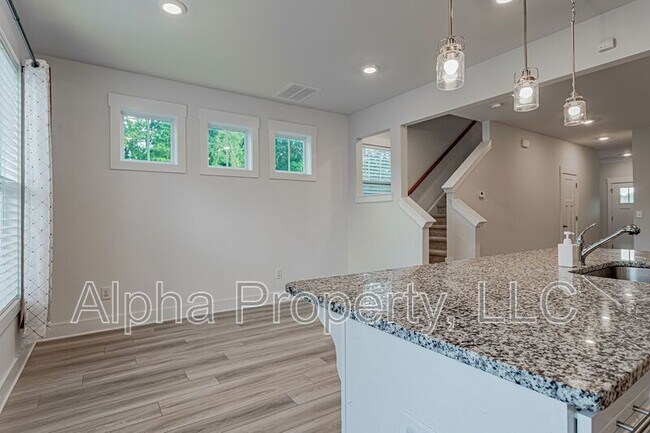 Building Photo - 30 Mardale Ln