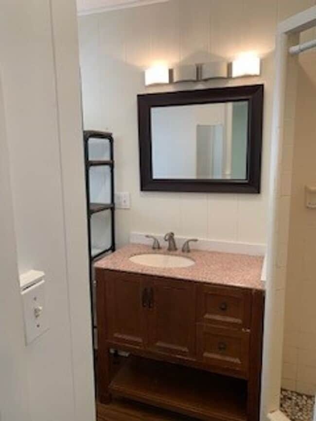 Building Photo - Kon Tiki - Studio Unit - Electric, Water & Sewer included - Avail now!