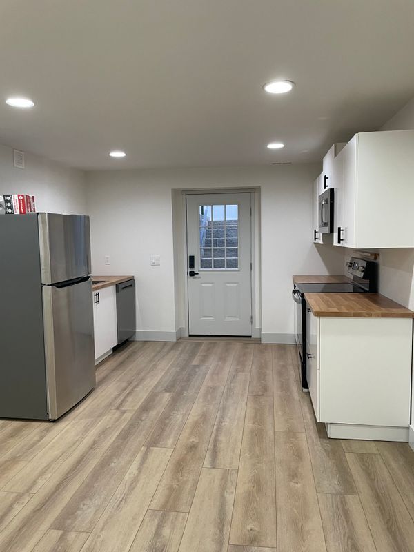 Building Photo - 1413 W Valley Dr