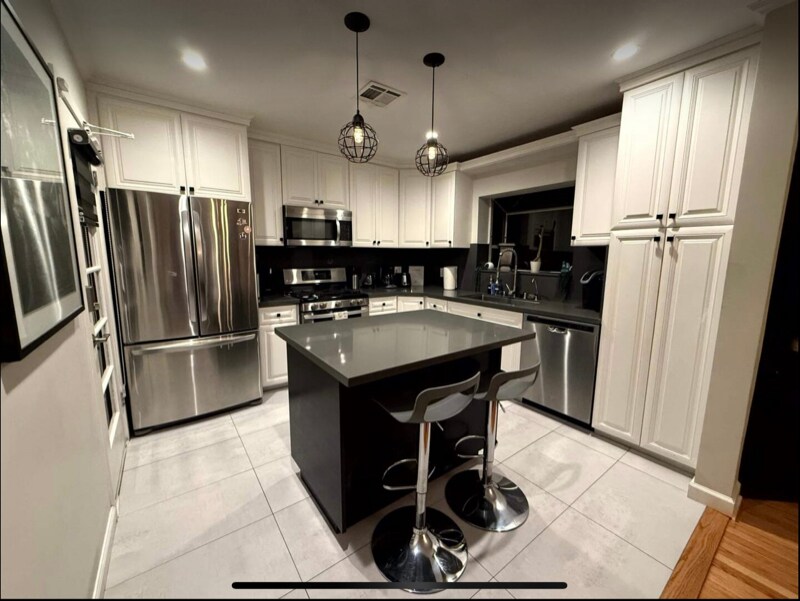 Building Photo - 404 S Beachwood Dr