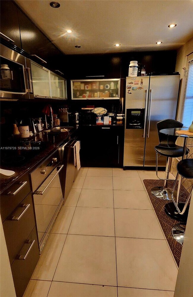 Building Photo - 3301 N Country Club Dr