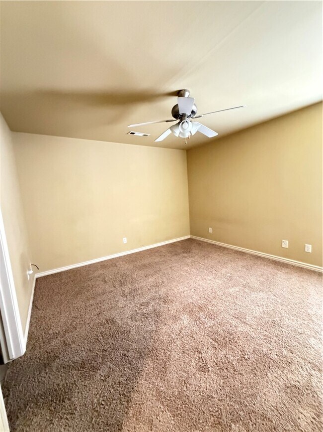 Building Photo - 603 SW Loudon Dr