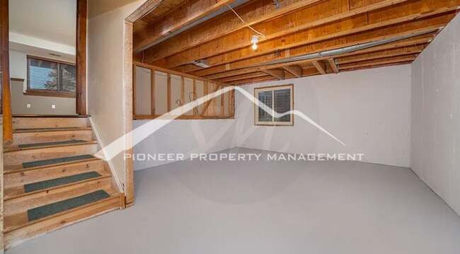 Building Photo - Beautiful 4 bedroom home with Stunning Col...