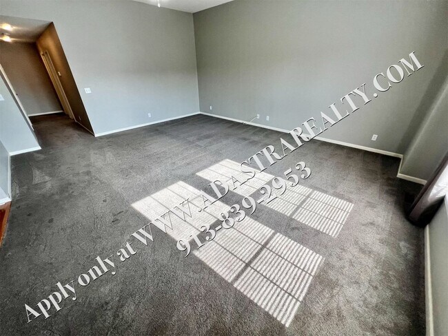 Building Photo - Beautiful 4 Bed Townhome in Gardner-Coming...