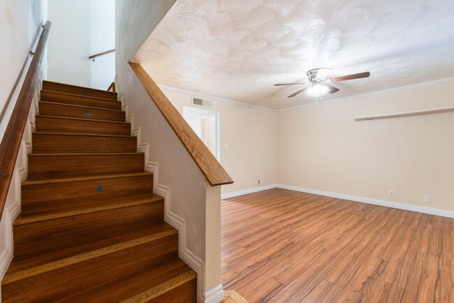 Building Photo - Charming two story townhome with all of th...