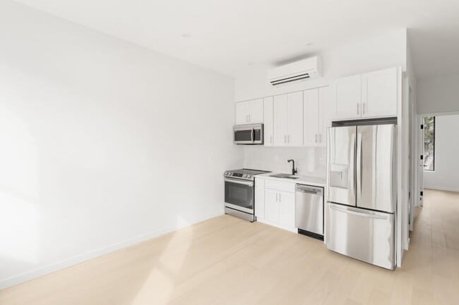 Building Photo - 2 bedroom in Brooklyn NY 11232