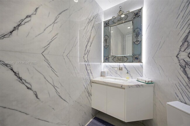 Building Photo - 17901 Collins Ave