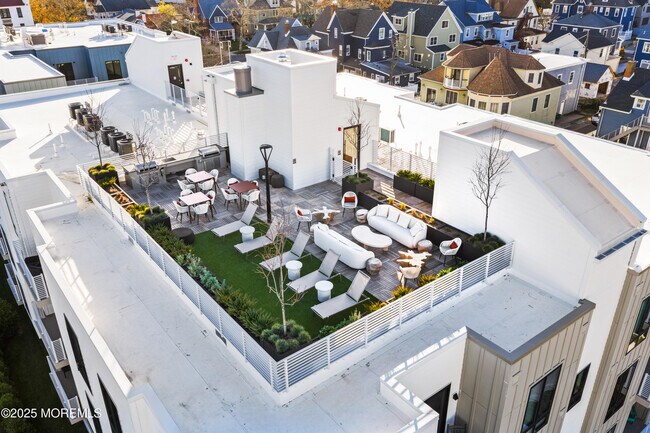 Building Photo - 218 3rd Ave