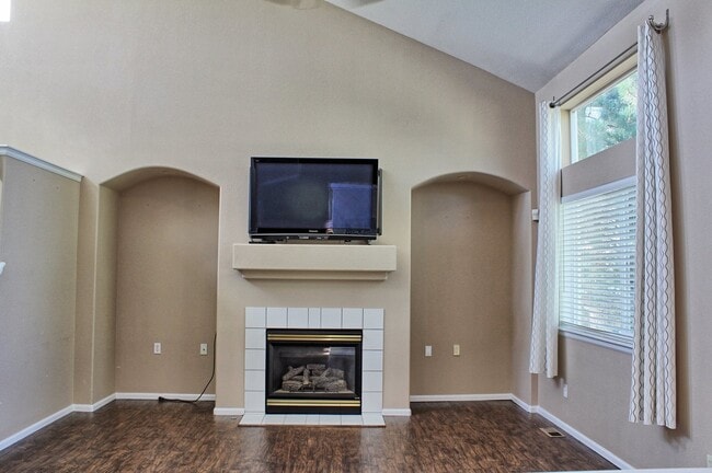 Building Photo - 3 bed 3 bath Castle Rock home walking distance to Douglas County High School