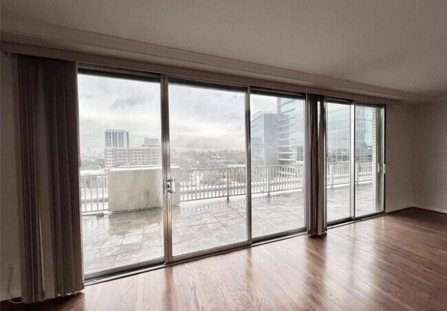 Building Photo - 2016 Main St