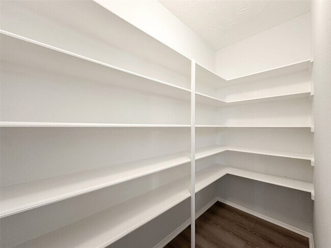 Building Photo - 8051 Bay Branch Dr