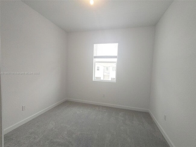 Building Photo - 390 SE Crossoak Ln