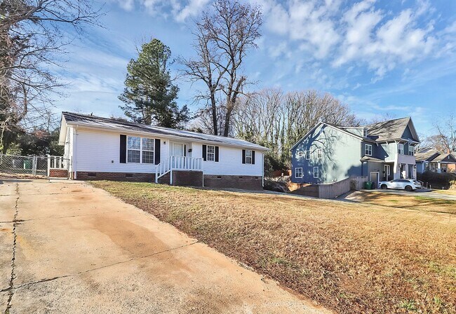 Building Photo - Newly renovated home - 3 Bed/2 Bath