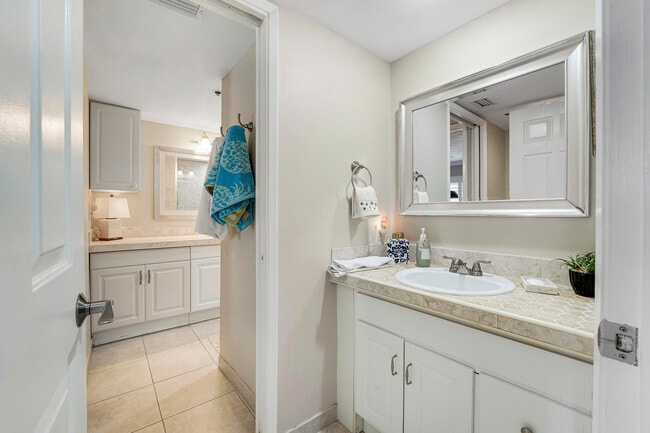 Building Photo - 275 Palm Ave