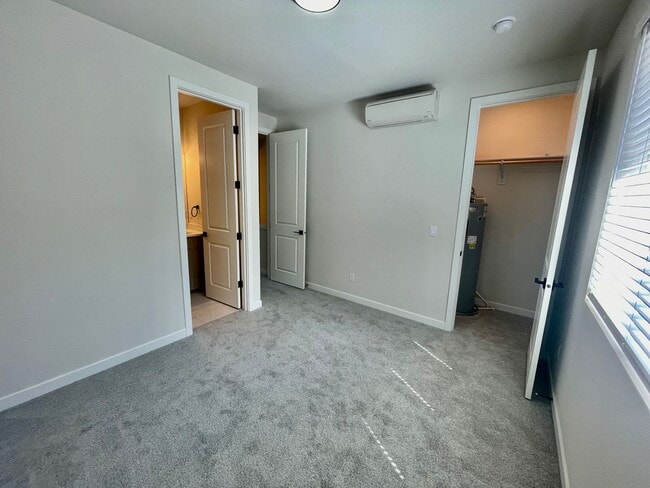Building Photo - Live in Style! 2BD/2.5B High-End Townhouse...