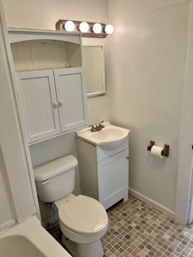 Building Photo - 411 Massillon St