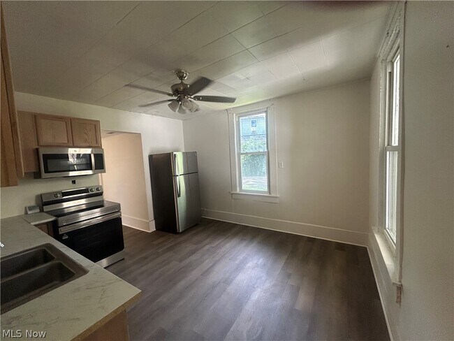 Building Photo - 53 Osage St