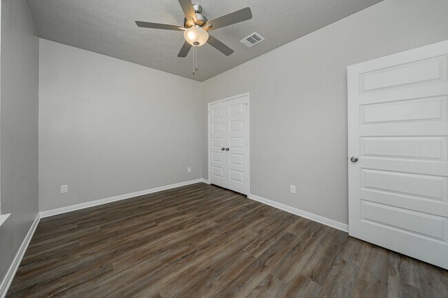 Building Photo - Impeccably Maintained Townhome in Vintage ...