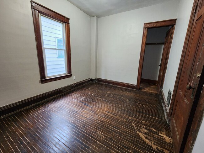 Building Photo - 94 Sobieski St