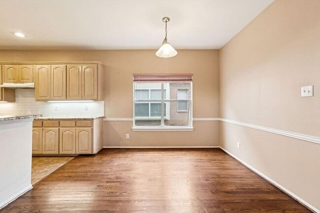 Building Photo - 2036 Camelot Dr