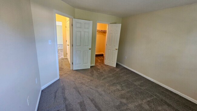 Building Photo - 349 Woodpoint Ave