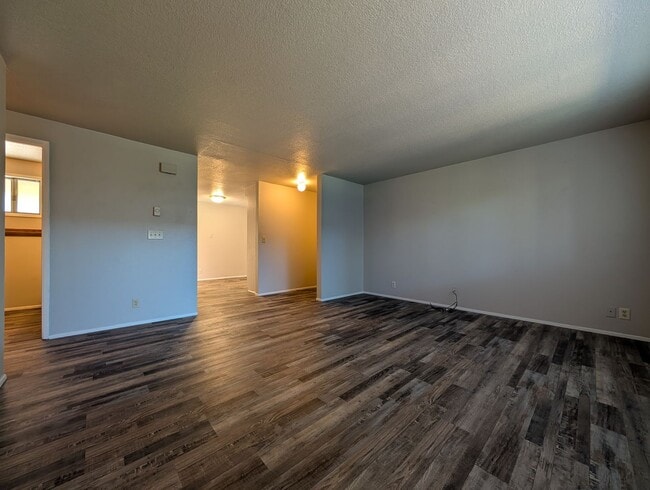 Building Photo - Great 2 bed/1 bath with one car garage! In...