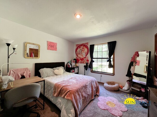 Building Photo - Charming 3 Bedroom Home with Pool, RV/Boat...