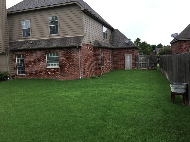 Building Photo - 4201 W Kent St