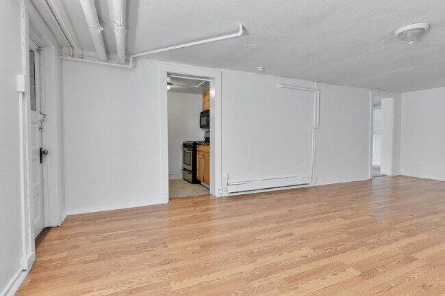 Building Photo - $1,295.00, 1 bed, 1 bath newly renovated basement unit located in Denver.