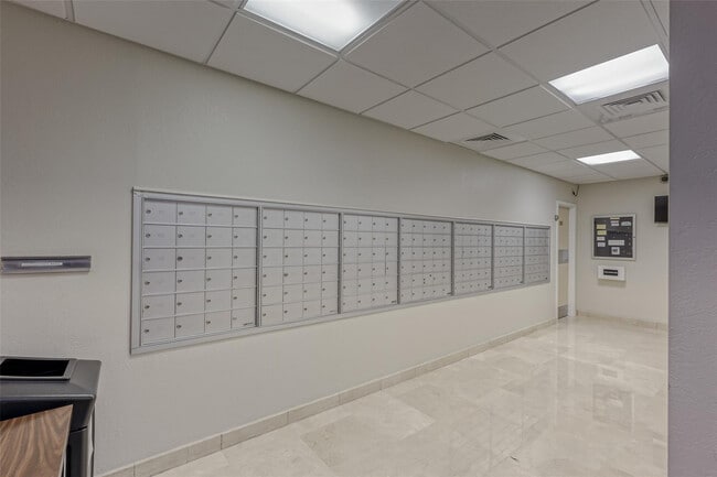 Building Photo - 3900 Galt Ocean Dr