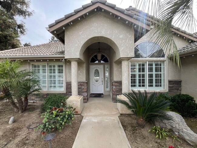 Building Photo - Beautiful Southside Visalia Home! Coming Soon!