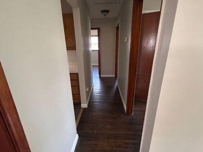 Building Photo - Welcome home to this charming 3-bedroom, 1-bath