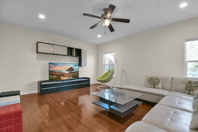 Building Photo - Spacious 3 Bedroom Home with Loft, Elegant...