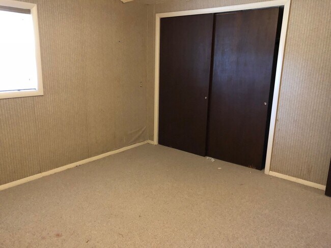 Building Photo - 4-Bedroom, 2-Bath in Normal