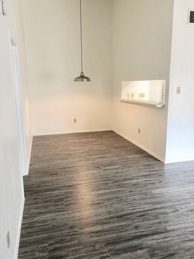 Building Photo - Comfortable & Clean Duplex