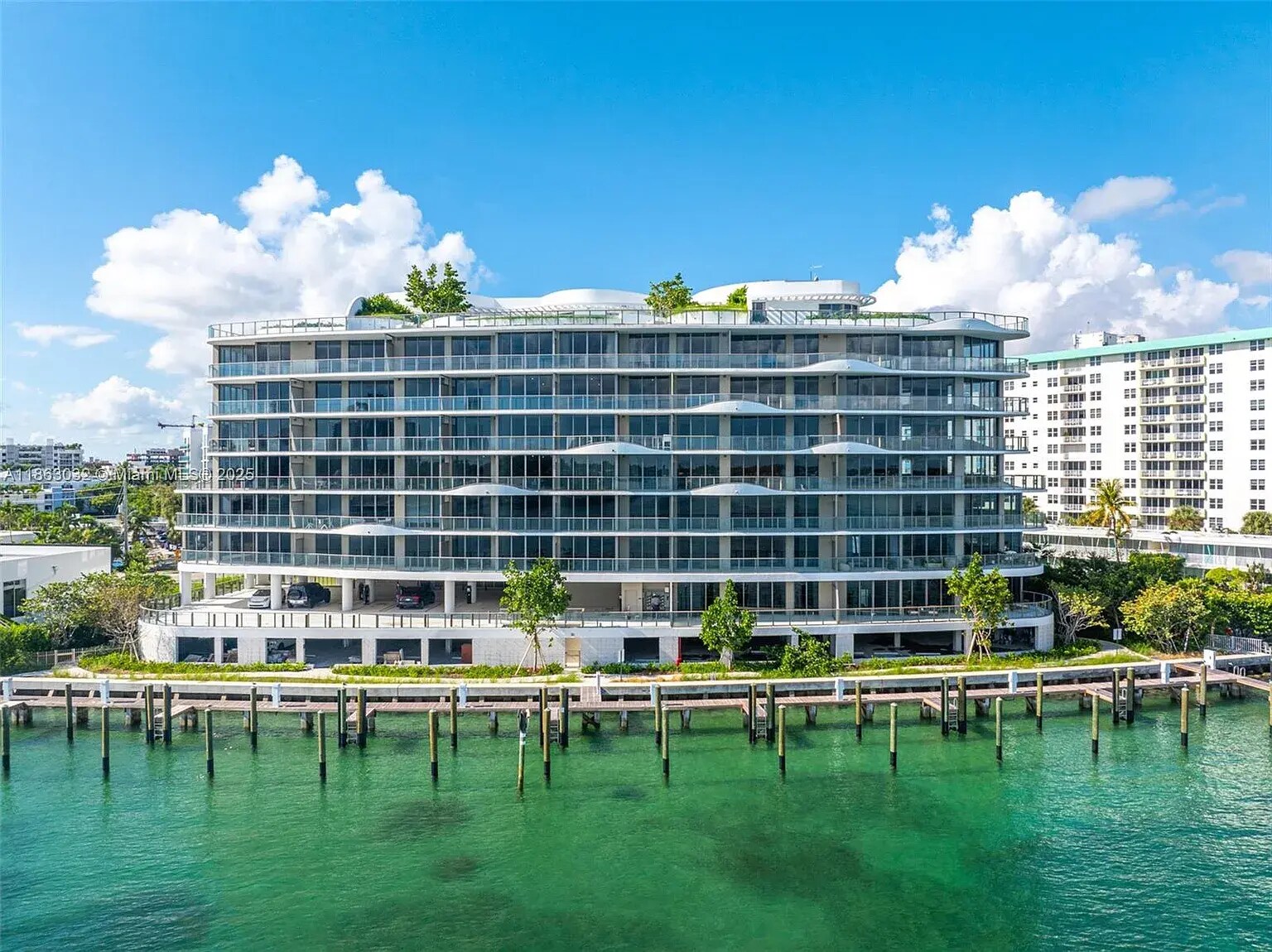 Building Photo - 1135 Bay Dr