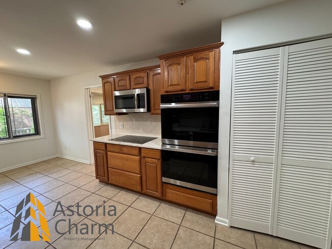 Building Photo - Spacious 5 Bedroom 3 Bath + Den Single Family Detached Home