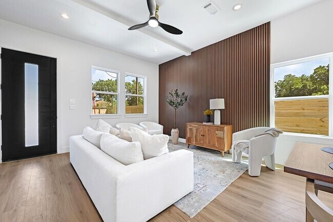 Building Photo - 6726 Dumble St