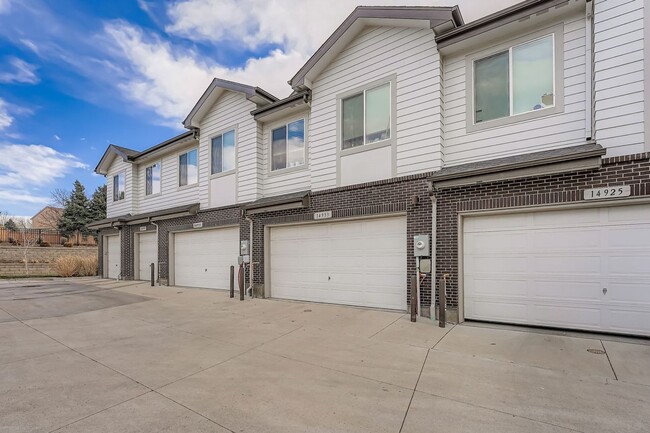 Building Photo - Beautiful two-story luxury townhome in highly sought after Belleview Place. Great location!