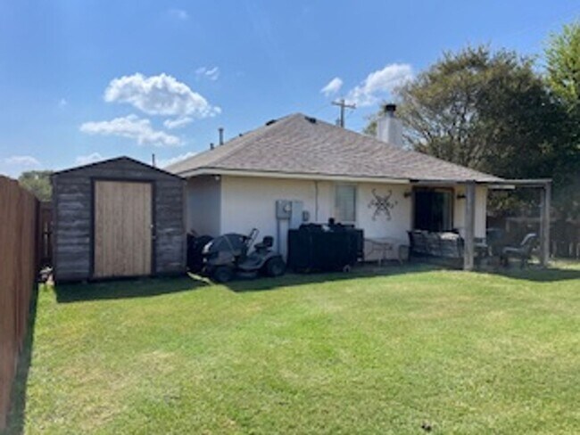Building Photo - College Station - 3 bedroom / 2 bath / Gar...