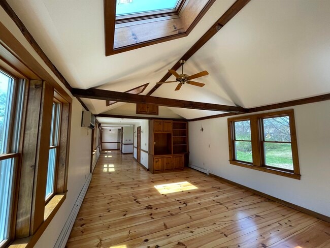 Building Photo - 454 Main St