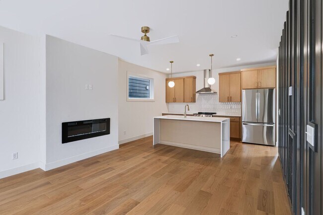 Building Photo - Modern Living & Downtown Skyline Views!