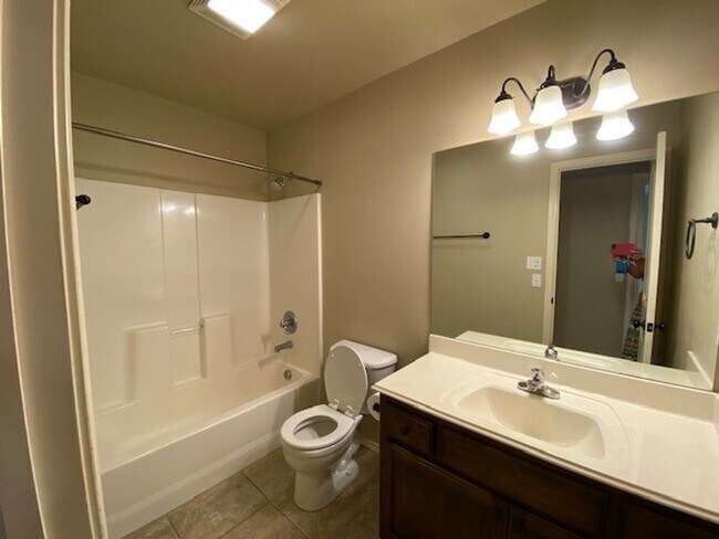 Building Photo - 3 Bed | 2 Bath | Jenks