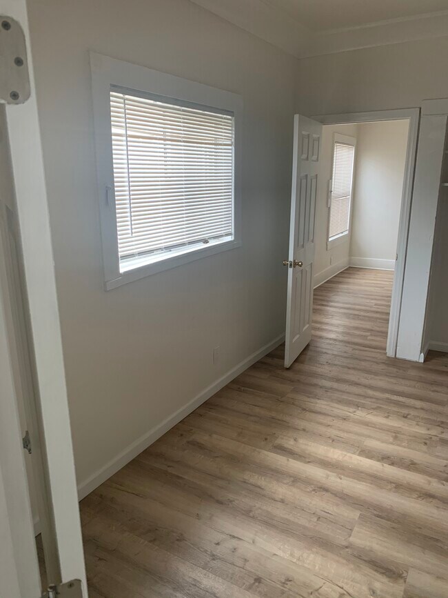 Building Photo - 137 E 31st St